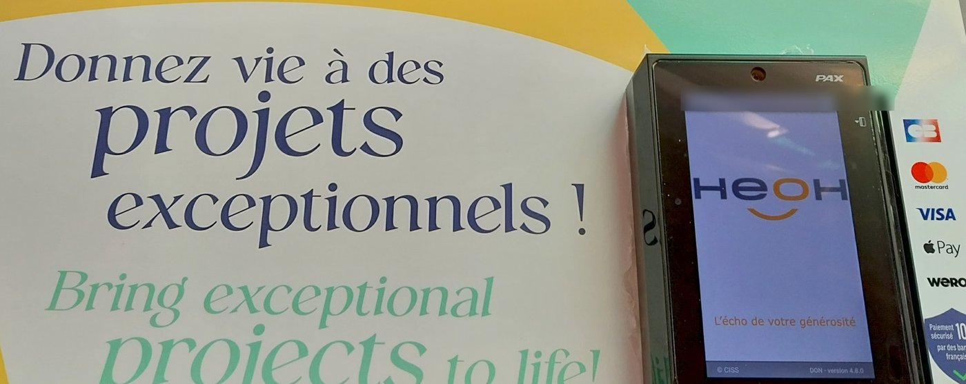 Borne de don HeoH avec terminal de paiement dans un lieu patrimonial